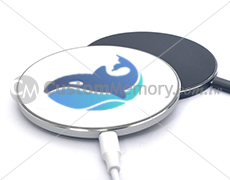 白色無線充電盤，印上客製化LOGO