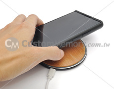 實木無線充電盤，放上手機充電